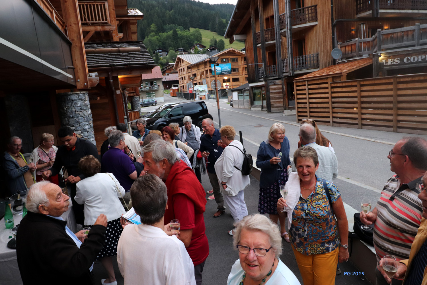 A l'arrivée à l'As des Neiges, un apéritif est servi en terrasse.G_9279