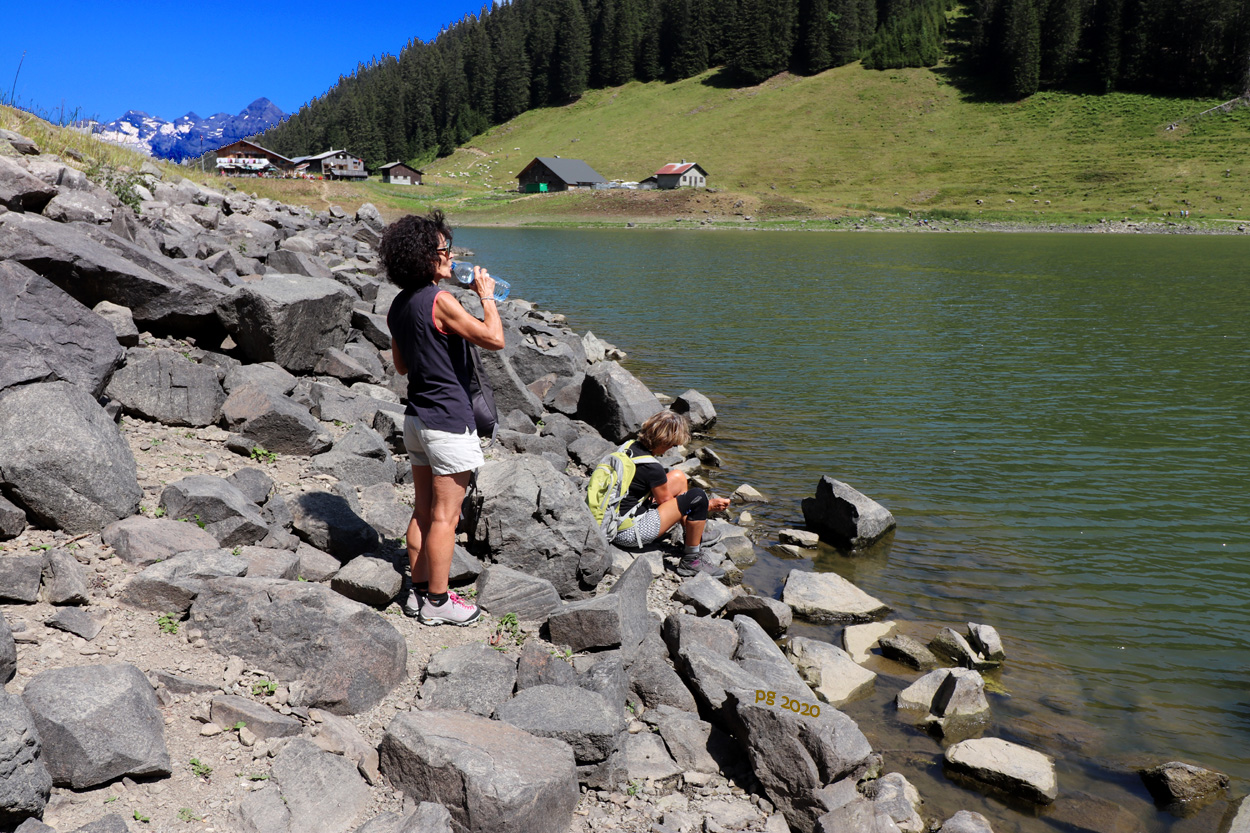 15. Pieds dans l'EAU