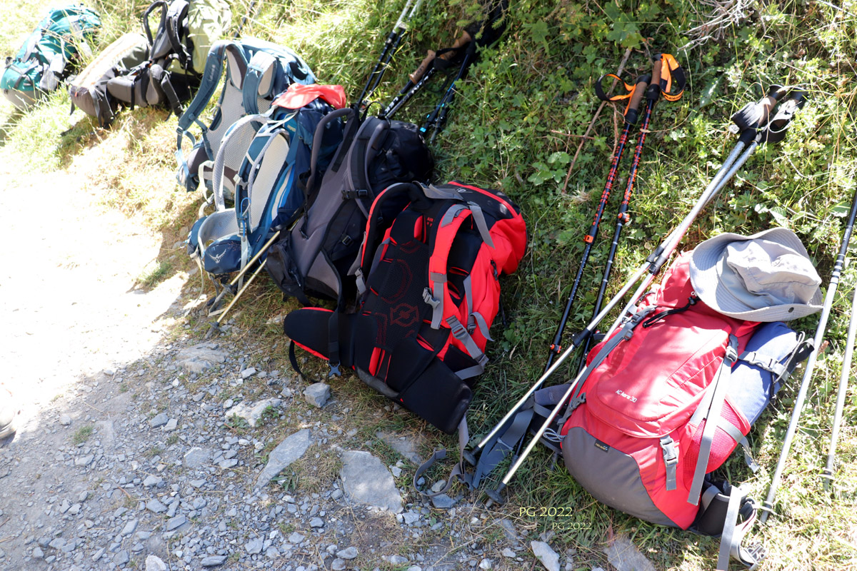 33 Alignee de sacs aux Fonds