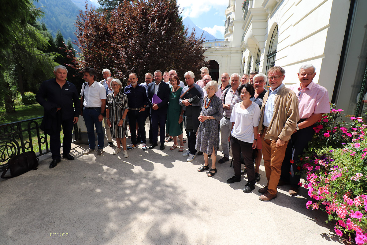 Assemblee devant la Majestic 01