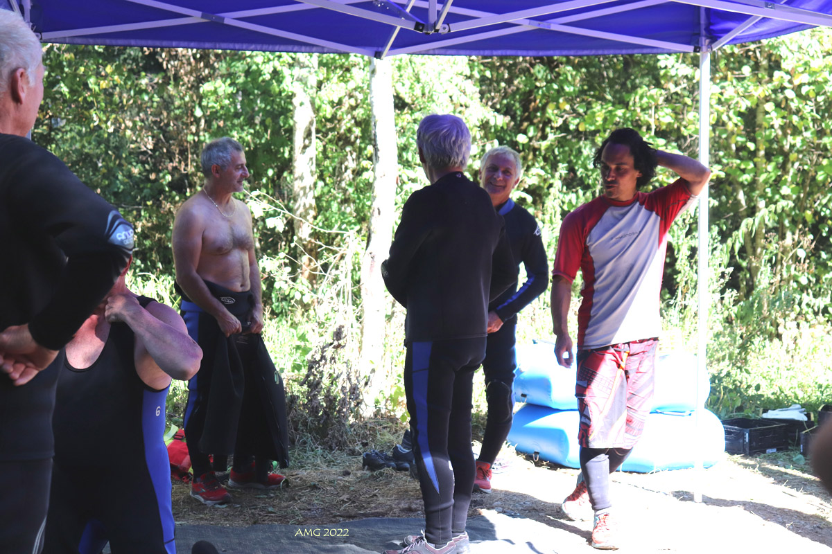 Yann supervise l equipement de la troupe