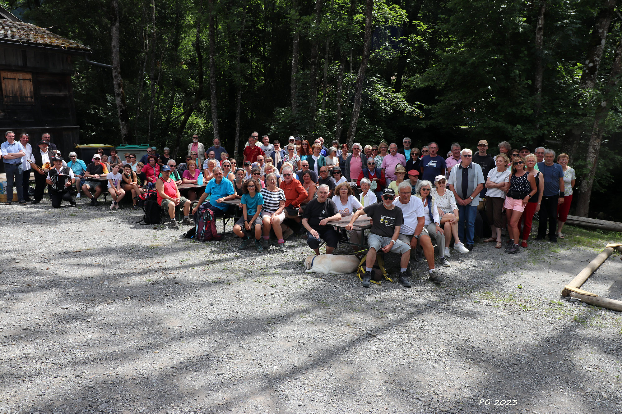 LE GROUPE AU PIQUENIQUE 01