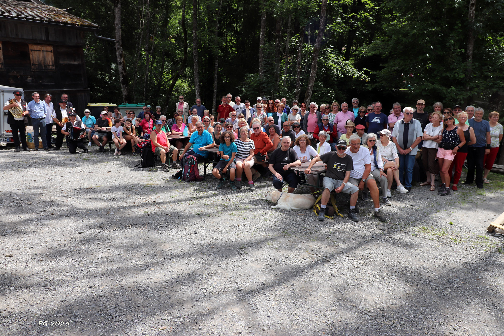 LE GROUPE AU PIQUENIQUE 02